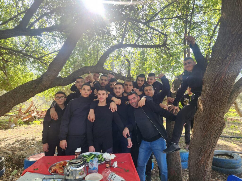 قد تكون صورة ٦ أشخاص وشجرة