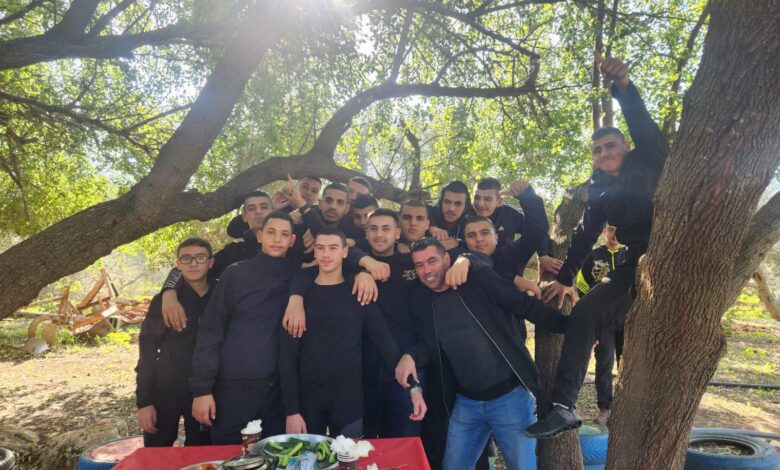 قد تكون صورة ٦ أشخاص وشجرة